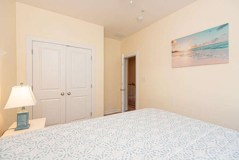 QUEEN-BEDROOM-UPSTAIRS