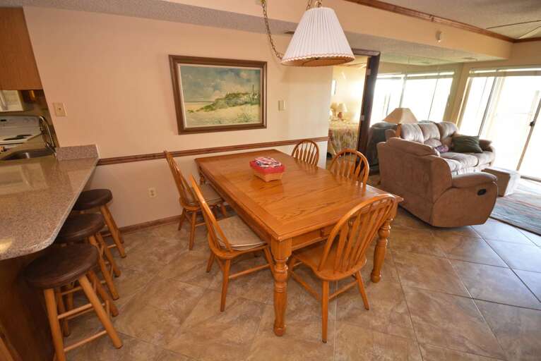 Surfcaster 403 Dining Area