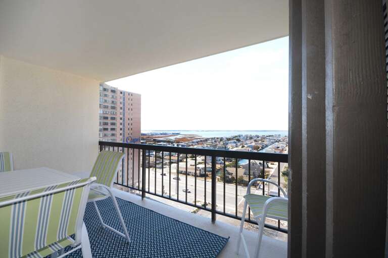 BAYSIDE-REAR-BALCONY