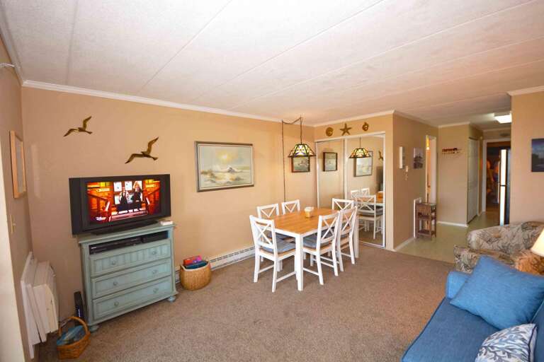 East Winds East 105 LIVING AREA / DINING AREA