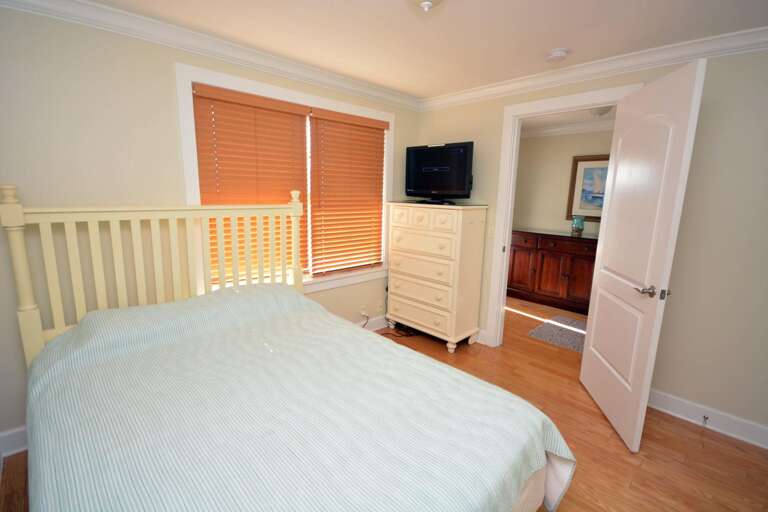 Third Bedroom with Queen (Ground Floor)
