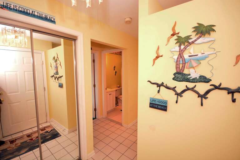 Entry area with Washer/Dryer