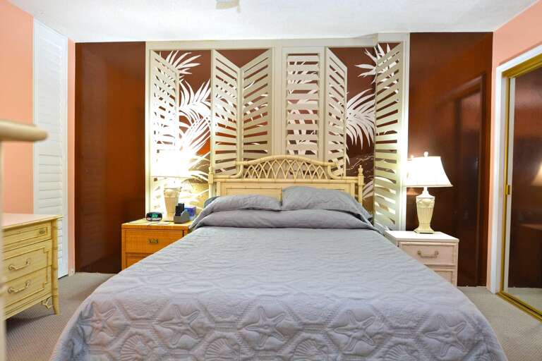 QUEEN-MASTER-BEDROOM