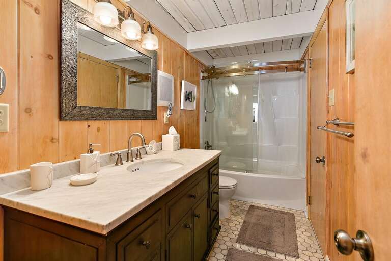 Master Bedroom Bathroom Upstairs