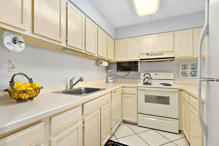 Full-Size Kitchen Full-Size Kitchen