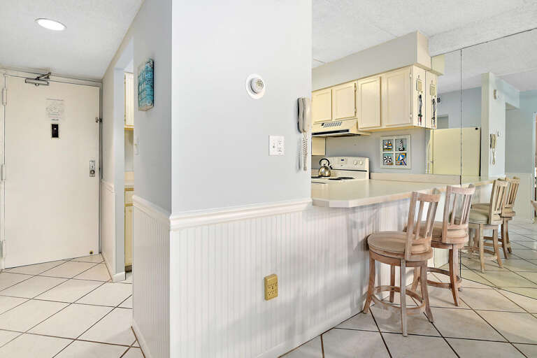 Kitchen and Breakfast Bar