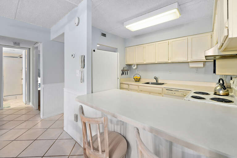 Kitchen and Breakfast Bar