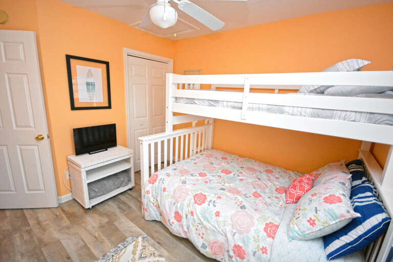 Pyramid-and Twin-Bedroom