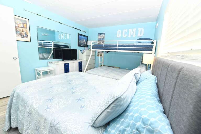 DOUBLE-AND-PYRAMID-BEDROO DOUBLE-AND-PYRAMID-BEDROO