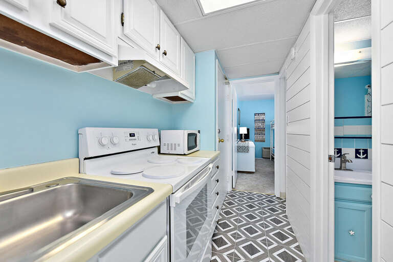 Full-Size Kitchen Full-Size Kitchen