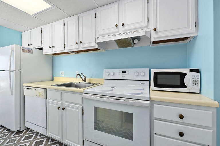 Full-Size Kitchen Full-Size Kitchen