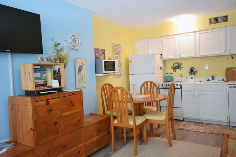 KITCHEN-DINING-AREA-1202-ATLANTIS-OCEAN-CITY