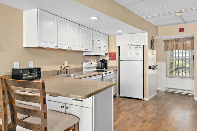 Kitchen and Breakfast Bar