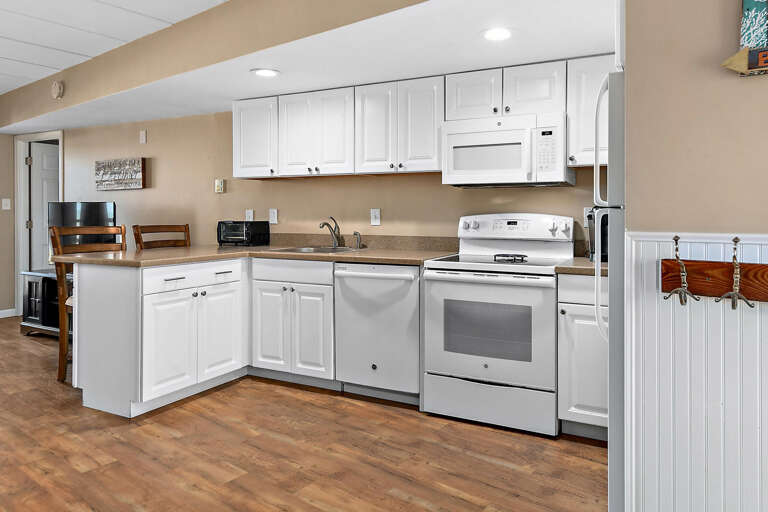 Kitchen and Breakfast Bar