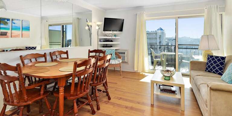 Diamond Head 402 Living and Dining Area Diamond Head 402 Living and Dining Area