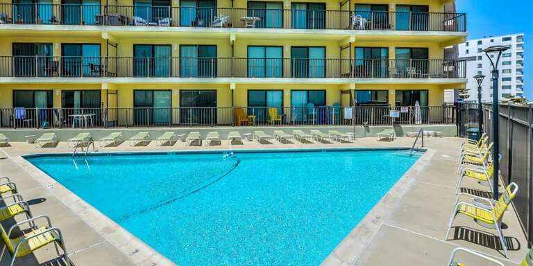 Diamond Head Outdoor Pool