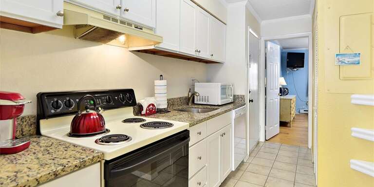 Full-Size Kitchen Full-Size Kitchen