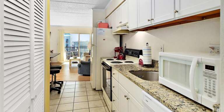 Full-Size Kitchen Full-Size Kitchen