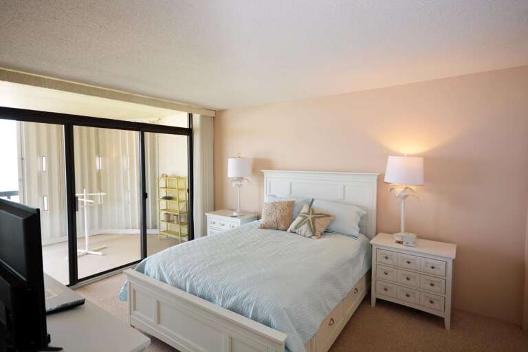 Ocean-Front-Queen-Bedroom