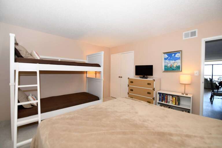 QUEEN-AND-PYRAMID-BED