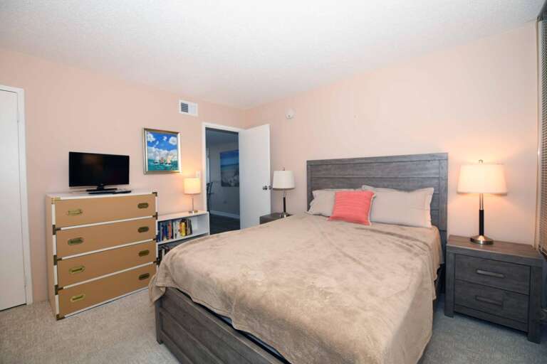 QUEEN-AND-PYRAMID-BED