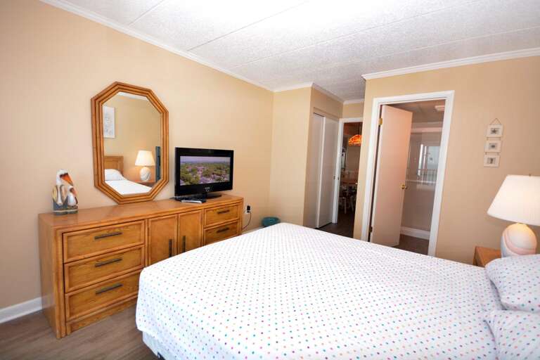 OCEAN-FRONT-QUEEN-BEDROOM