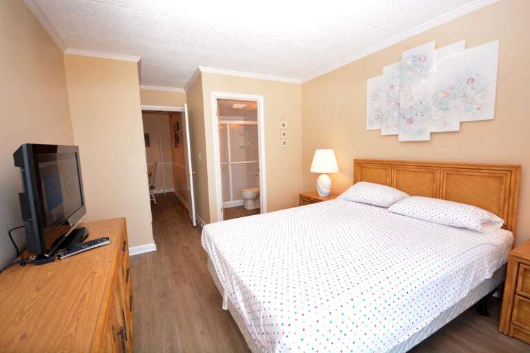 OCEAN-FRONT-QUEEN-BEDROOM