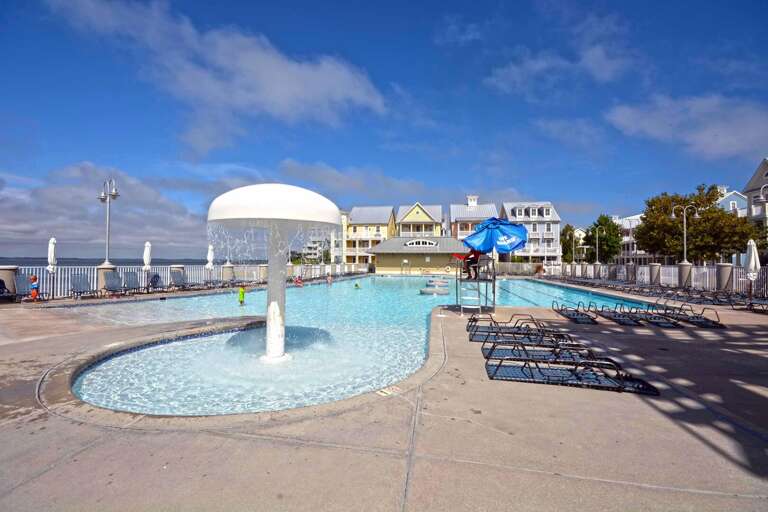 BAYFRONT-OUTDOOR-POOL
