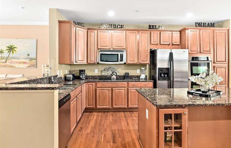 Full-Size Kitchen Full-Size Kitchen