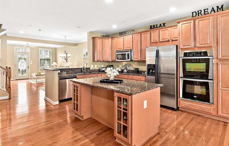 Full-Size Kitchen Full-Size Kitchen