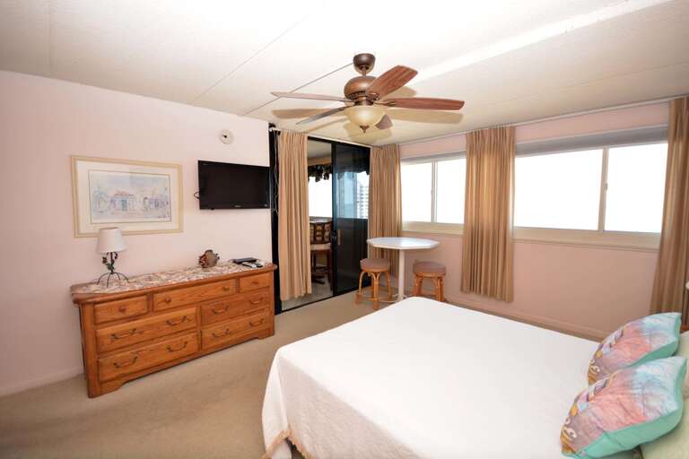 OCEAN-FRONT-QUEEN-BEDROOM