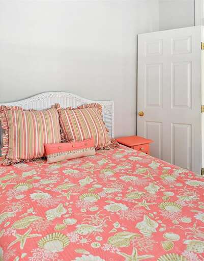 Queen Bed in Den/Entry Level Bedroom