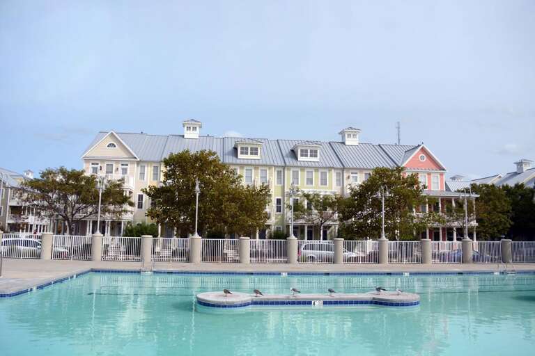 BAY-FRONT-OUT-DOOR-POOL