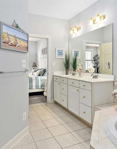 Master Bedroom Bathroom