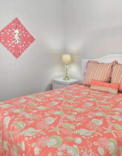 Queen Bed in Den/Entry Level Bedroom