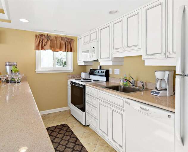 KITCHEN-SHOWING-MARGARITA-MACHINE