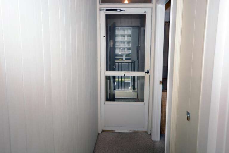 Rear-Screen-Entry Foyer Rear-Screen-Entry Foyer