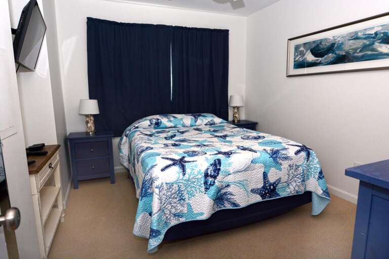 QUEEN-BEDROOM QUEEN-BEDROOM