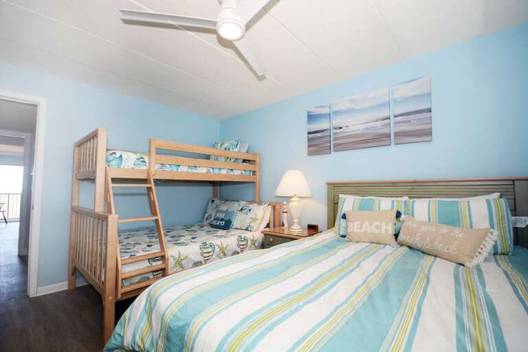 PYRAMID-AND-QUEEN-BEDROOM