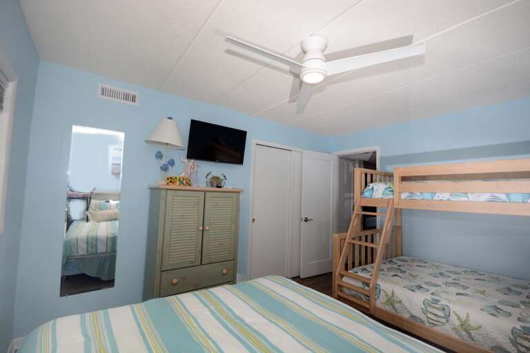 PYRAMID-AND QUEEN-BEDROOM