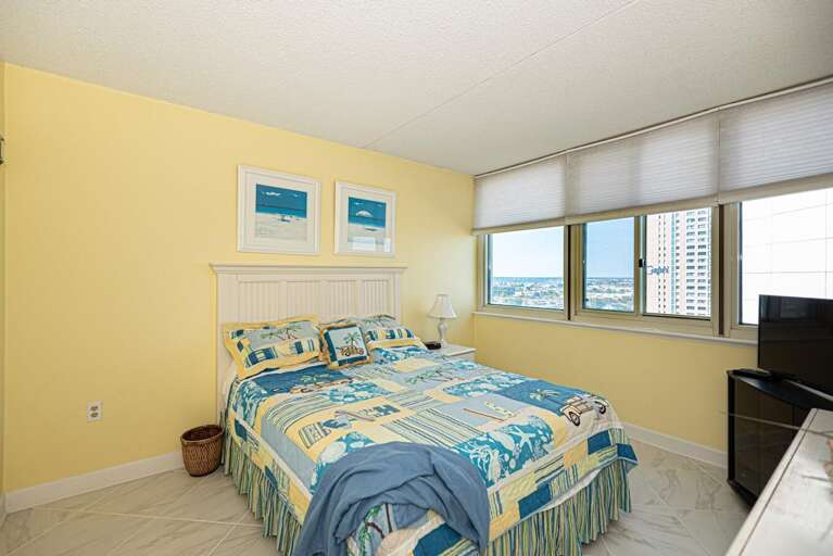 Queen-Bedroom Queen-Bedroom