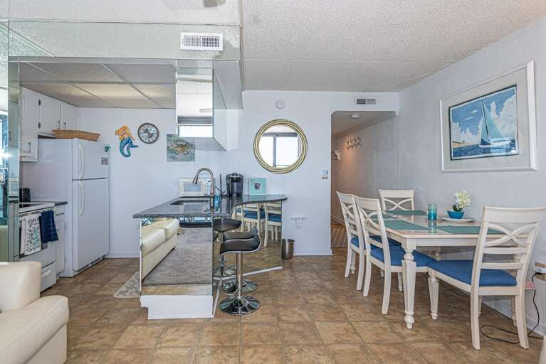 Golden Sands 1513 Kitchen/Dining area Golden Sands 1513 Kitchen/Dining area