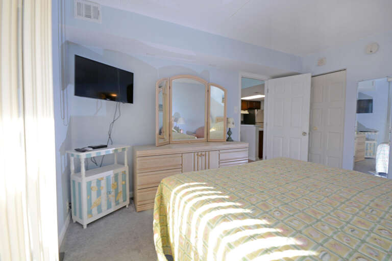 QUEEN-MASTER-BEDROOM