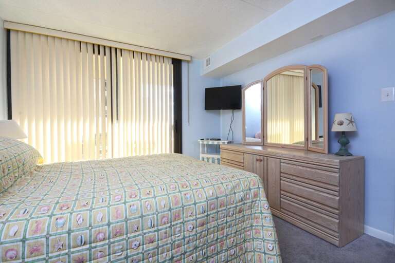 QUEEN-MASTER-BEDROOM