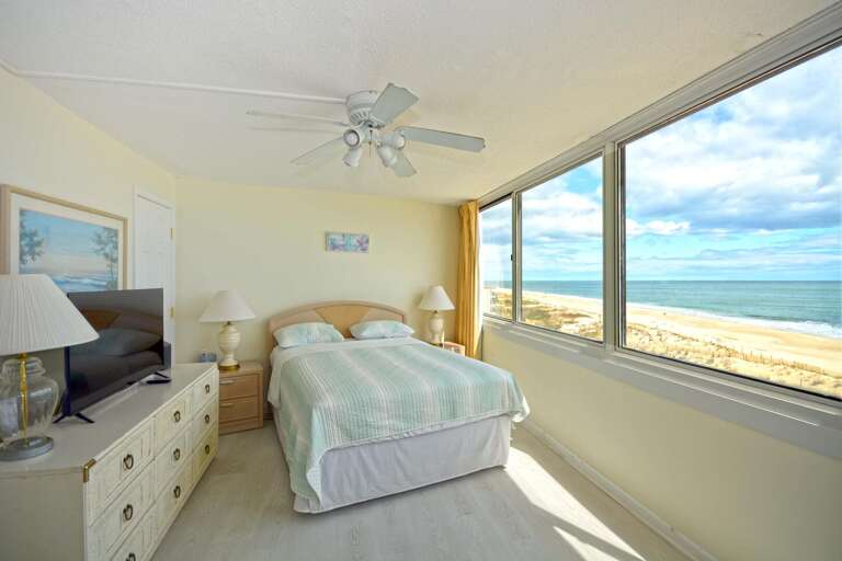 OCEAN-FRONT-QUEEN-BEDROOM