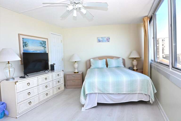 OCEANFRONT-QUEEN-BEDROOM