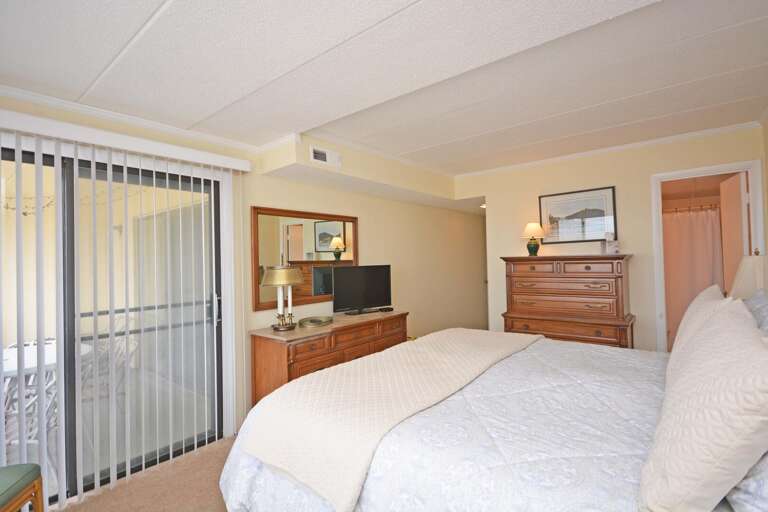 OCEAN-FRONT-KING-BEDROOM