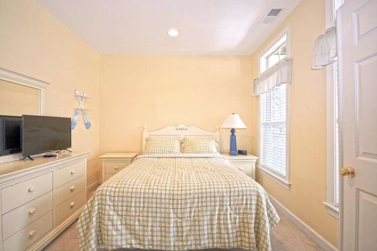 BOTTOM-FLOOR-BEDROOM