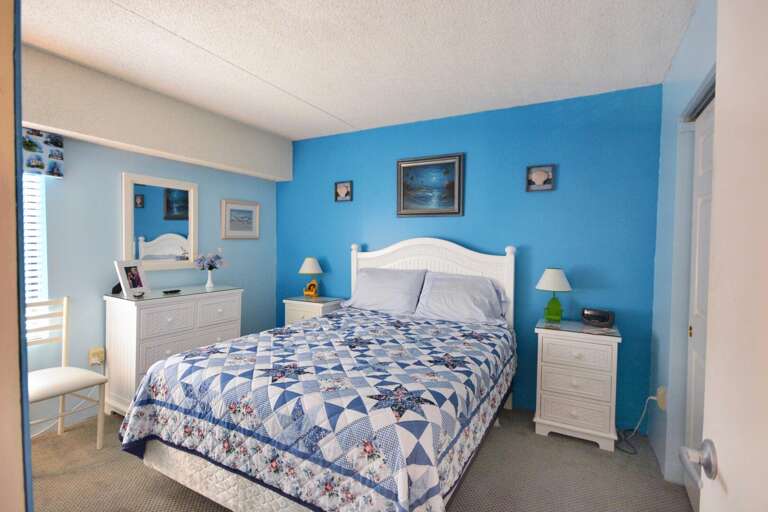 Queen-Bedroom
