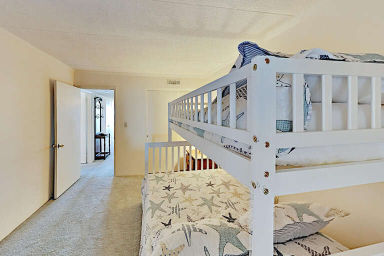 Diamond Head 312 - Second bedroom-Pyramid Bunk Bed